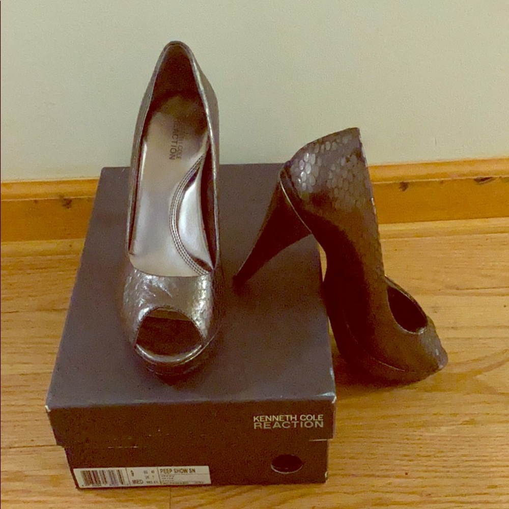 NWOT Kenneth Cole Peep Show Metallic Heels Sz 9